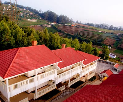 https://imgcld.yatra.com/ytimages/image/upload/t_hotel_yatra_city_desktop/v1432124660/Domestic Hotels/Hotels_Ooty/Hotel Palve Sugavasm/palve-hotel-top-view.jpg